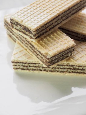 Beyaz bir tabak içinde çikolata kraker