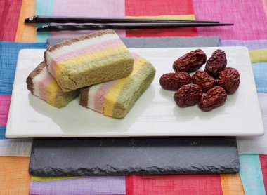 Kore yemeği gökkuşağı pirinç keki ve hünnap