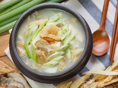 Kore yemeği kurutulmuş kömür balığı çorbası