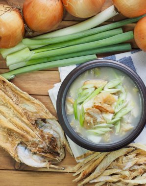 Kore yemeği kurutulmuş kömür balığı çorbası