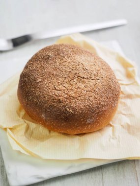 Tam buğday ekmek fırında pişmiş