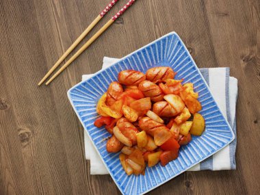 Kore yemeği sosis sebze ketçap kızartılmış sosis tavada kızartılmış sebzeler