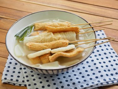 Asya yemeği Balık güveci, eomuk tang