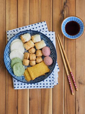 Asya yemeği balık keki, balık ezmesi, eomuk.