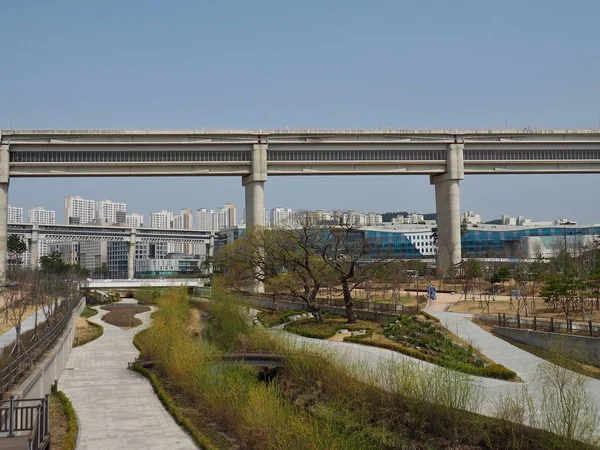 建物と建物 韓国を結ぶ橋 — ストック写真
