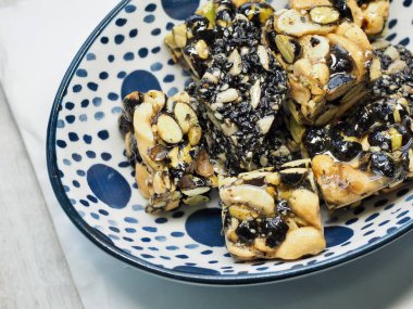 Kore geleneksel aperatifler Sweetricepuffs, siyah susam gangjeong, fıstık gangjeong