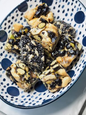 Kore geleneksel aperatifler Sweetricepuffs, siyah susam gangjeong, fıstık gangjeong