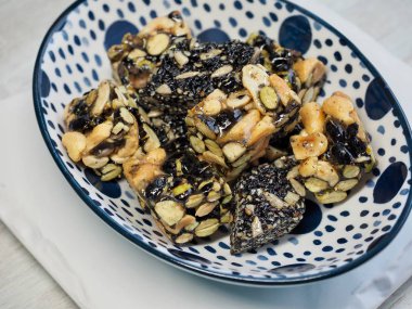 Kore geleneksel aperatifler Sweetricepuffs, siyah susam gangjeong, fıstık gangjeong