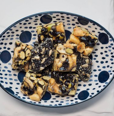 Kore geleneksel aperatifler Sweetricepuffs, siyah susam gangjeong, fıstık gangjeong