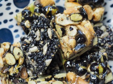 Kore geleneksel aperatifler Sweetricepuffs, siyah susam gangjeong, fıstık gangjeong