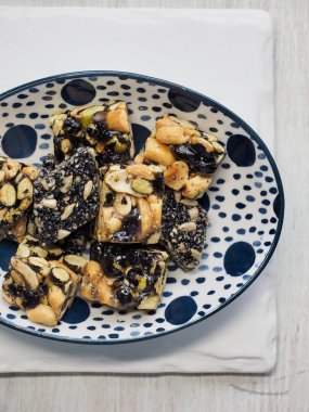 Kore geleneksel aperatifler Sweetricepuffs, siyah susam gangjeong, fıstık gangjeong