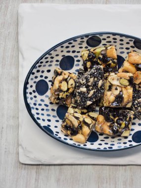 Kore geleneksel aperatifler Sweetricepuffs, siyah susam gangjeong, fıstık gangjeong