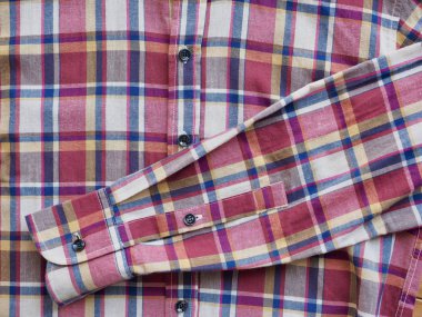 Kırmızı, mavi, beyaz kareli gömlek