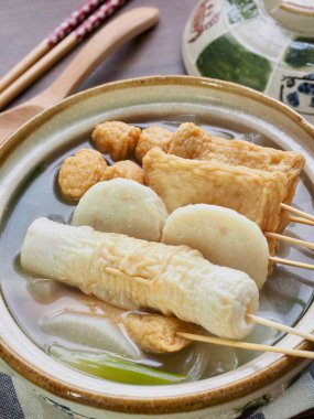 Asya yemeği Balık güveci, eomuk tang