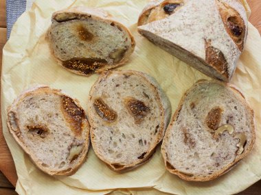 Tam buğday ceviz incir ekmek