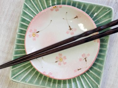 Porselen Kase ve yemek çubukları