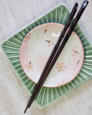 Porselen Kase ve yemek çubukları