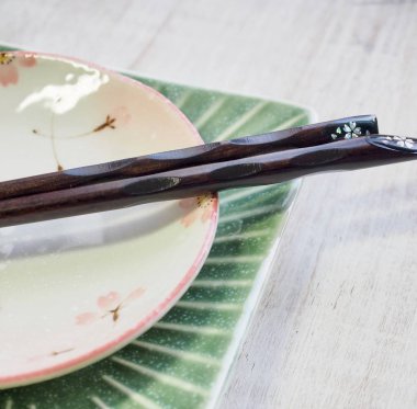 Porselen Kase ve yemek çubukları