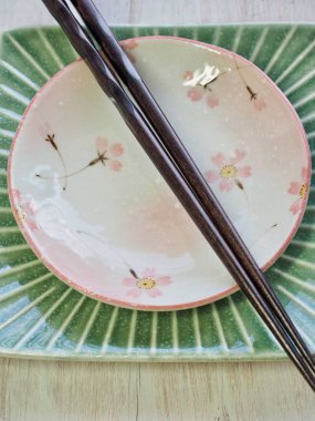 Porselen Kase ve yemek çubukları