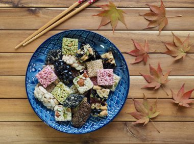 Kore geleneksel Sweetricepuffsand akçaağaç yaprağı, Gangjeong aperatifler 