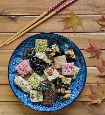 Kore geleneksel Sweetricepuffsand akçaağaç yaprağı, Gangjeong aperatifler 