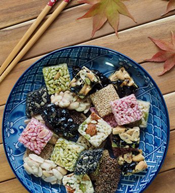 Kore geleneksel Sweetricepuffsand akçaağaç yaprağı, Gangjeong aperatifler 