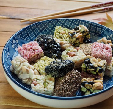 Kore geleneksel Sweetricepuffsand akçaağaç yaprağı, Gangjeong aperatifler 