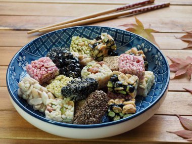 Kore geleneksel Sweetricepuffsand akçaağaç yaprağı, Gangjeong aperatifler 