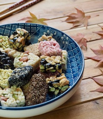 Kore geleneksel Sweetricepuffsand akçaağaç yaprağı, Gangjeong aperatifler 