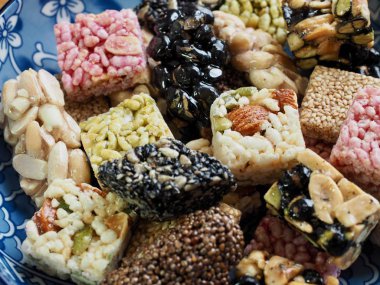 Kore geleneksel Sweetricepuffsand akçaağaç yaprağı, Gangjeong aperatifler 