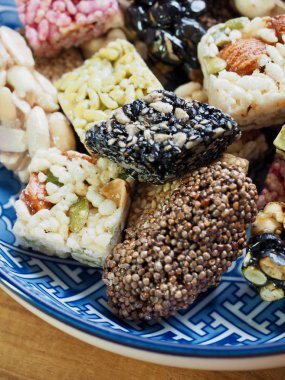 Kore geleneksel Sweetricepuffsand akçaağaç yaprağı, Gangjeong aperatifler 