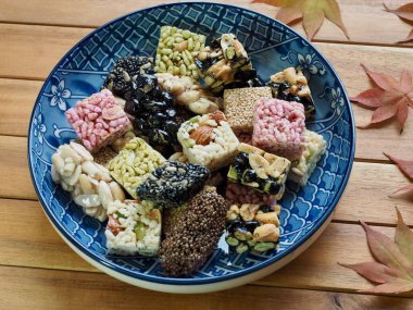 Kore geleneksel Sweetricepuffsand akçaağaç yaprağı, Gangjeong aperatifler 