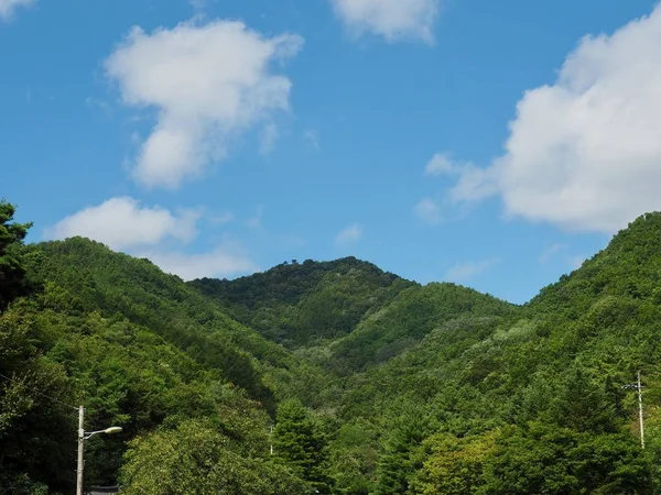 韩国清州城市 有晴朗的天空和云彩和山脉 — 图库照片