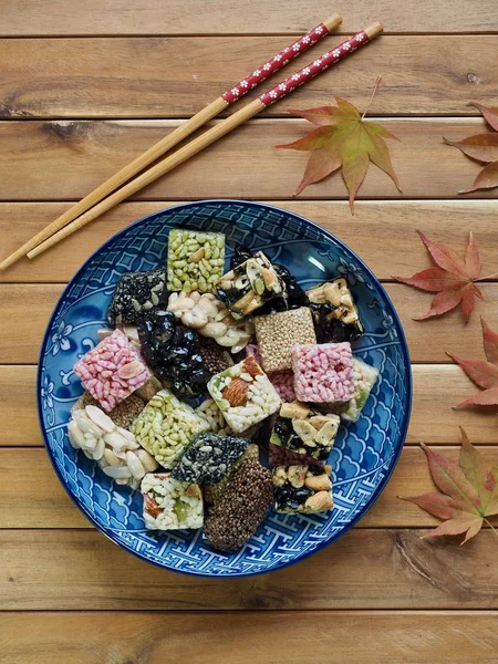 Kore geleneksel Sweetricepuffsand akçaağaç yaprağı, Gangjeong aperatifler 