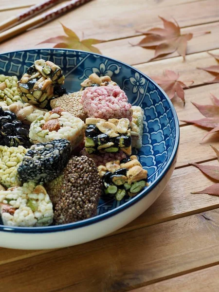 Kore geleneksel Sweetricepuffsand akçaağaç yaprağı, Gangjeong aperatifler 