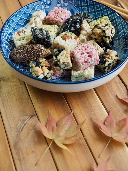 Kore geleneksel Sweetricepuffsand akçaağaç yaprağı, Gangjeong aperatifler 