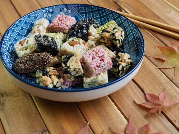 Kore geleneksel Sweetricepuffsand akçaağaç yaprağı, Gangjeong aperatifler 