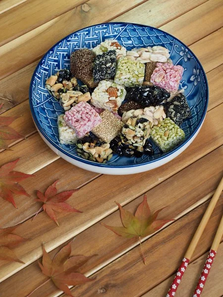 Kore geleneksel Sweetricepuffsand akçaağaç yaprağı, Gangjeong aperatifler 