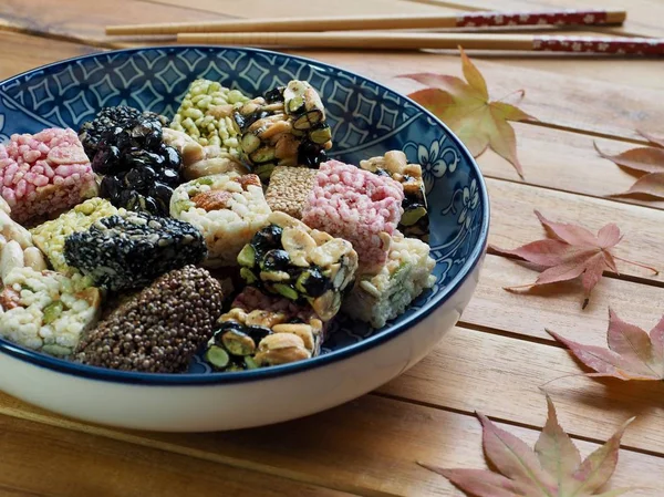 Kore geleneksel Sweetricepuffsand akçaağaç yaprağı, Gangjeong aperatifler 