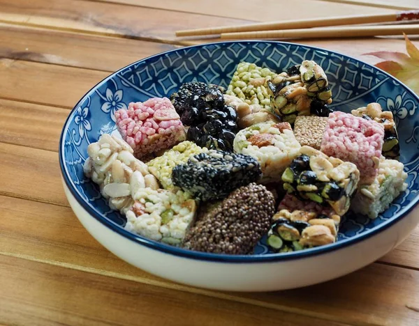 Kore geleneksel Sweetricepuffsand akçaağaç yaprağı, Gangjeong aperatifler 