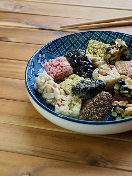 Kore geleneksel Sweetricepuffsand akçaağaç yaprağı, Gangjeong aperatifler 