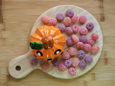 Cadılar Bayramı günü bebek ve şeker