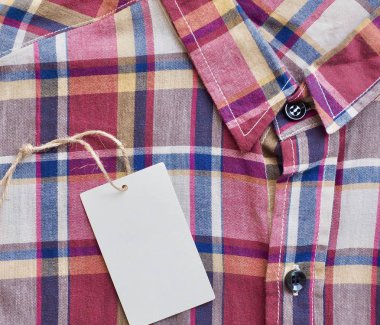 Kırmızı, mavi, beyaz kareli gömlek ve giyim etiketi