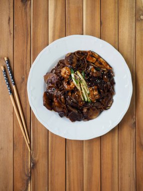 Kore yemeği deniz ürünleri jajangmyeon