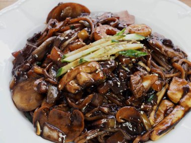 Kore yemeği deniz ürünleri jajangmyeon