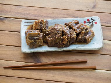 Kore yemeği buğulanmış sığır pirzolası