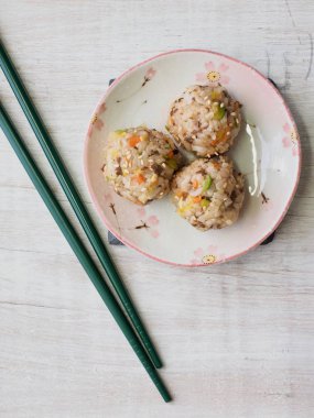 Asya gıda et ve sebze pirinç topları ve turşu turp