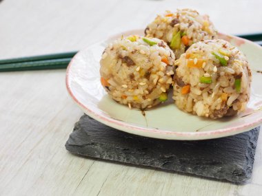 Asya gıda et ve sebze pirinç topları ve turşu turp