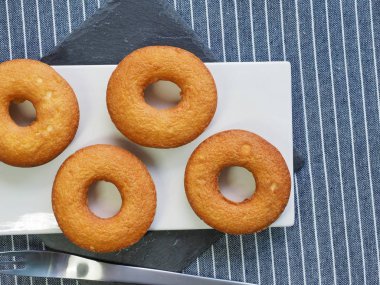 Kahverengi donuts ve çatal