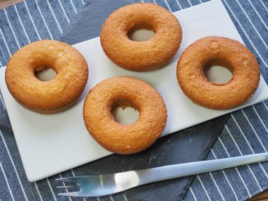 Kahverengi donuts ve çatal